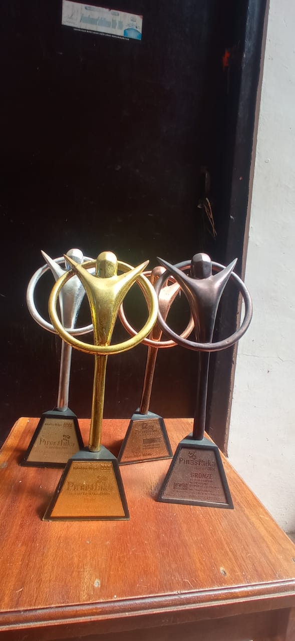 Koleksi piala penghargaan Pinasthika Dini Media Pro